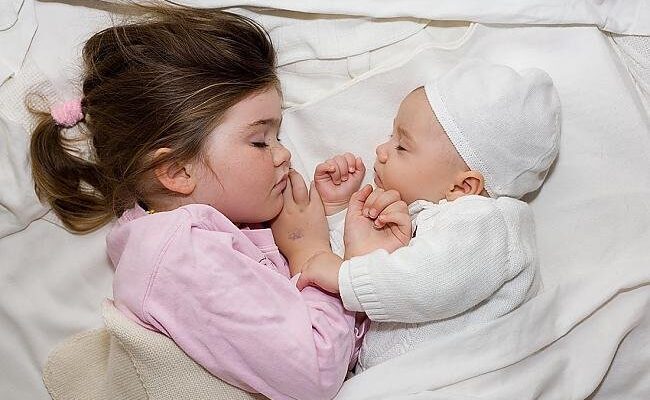 Скільки годин сну потрібно дитині в 6 місяців: оптимальні рекомендації