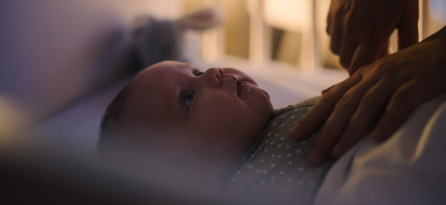 Скільки годин сну потрібно немовляті: оптимальний режим для малюка