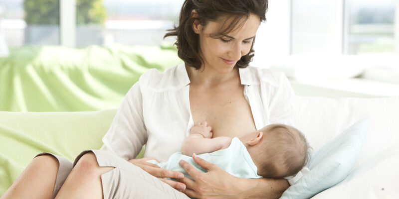 Скільки молока потрібно тримісячній дитині: норми годування та поради