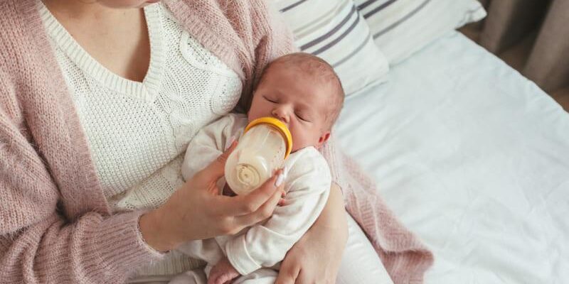 Скільки молока повинна отримувати дитина у 2 місяці: рекомендації та норми