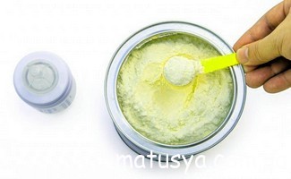 Скільки суміші потрібно дитині у 5 місяців: норми годування для малюків