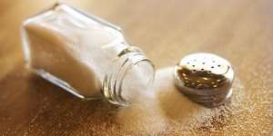 Сонник розсипати сіль, до чого сниться розсипати сіль уві сні ...