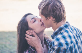 Сонник: що означає поцілунок з подругою у сні та його значення