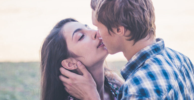 Сонник: що означає поцілунок з подругою у сні та його значення