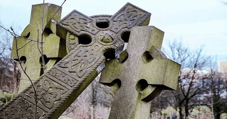 Значення снів: До чого сниться надгробний хрест і його символіка