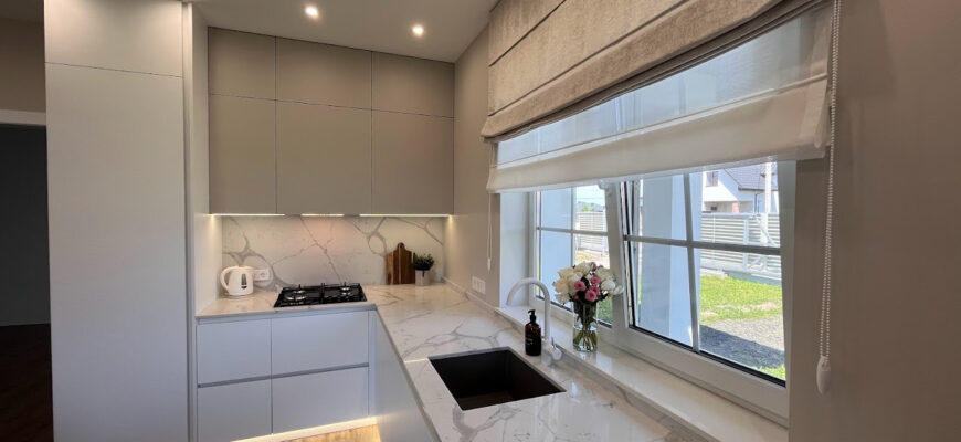 Як стильно та функціонально оформити вікно на вашій кухні?