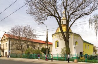 Хрестовоздвиженська церква Луцька: історія та архітектура храму