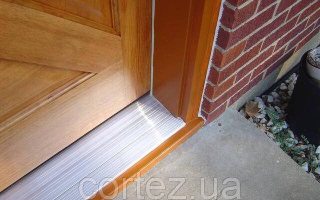 Як самостійно зробити якісний поріг біля вхідних дверей: покрокова інструкція