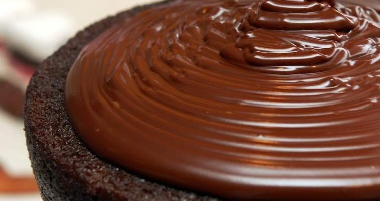 Рецепт та поради: як приготувати шоколадну помадку для торта