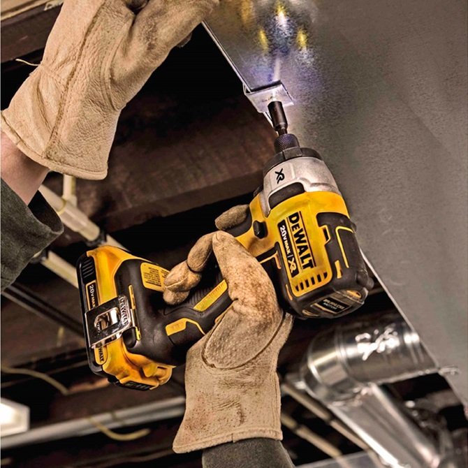 акумуляторний гайковерт DeWALT